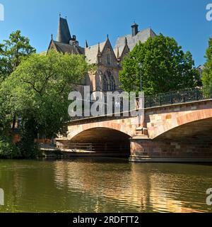 Pédalo sur la rivière Lahn avec la vieille université et le pont Weidenhäuser, Marbourg, Hesse, Allemagne, Europe Banque D'Images