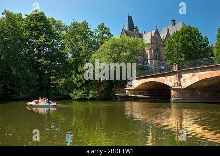 Pédalo sur la rivière Lahn avec la vieille université et le pont Weidenhaeuser, Marburg, Hesse, Allemagne Banque D'Images