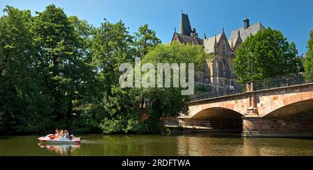 Pédalo sur la rivière Lahn avec la vieille université et le pont Weidenhäuser, Marbourg, Hesse, Allemagne, Europe Banque D'Images