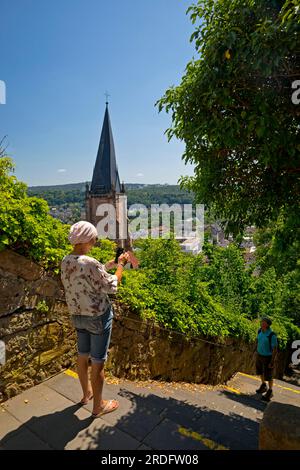 Vue surélevée du Schlossberg à la tour de l'église de St. Marien et l'escalier raide dans la ville, Marburg an der Lahn, Hesse, Allemagne Banque D'Images