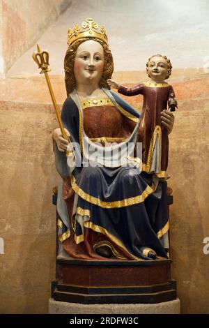 Haute médiévale rhénane assise Madonna dans la chapelle Gregory, cathédrale de Limburg St. George, Limburg an der Lahn, Hesse, Allemagne Banque D'Images