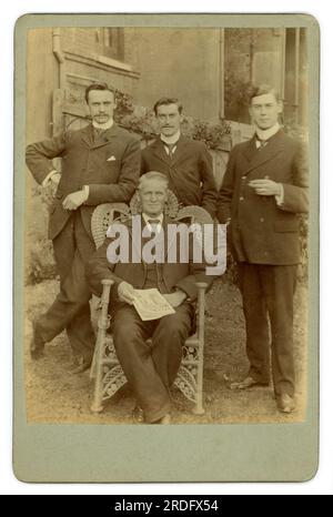 Carte originale du cabinet de l'ère édouardienne d'un groupe de messieurs victoriens de la classe moyenne postant à l'extérieur pour un portrait de groupe avec le magazine Pall Mall. La carte du cabinet est datée d'octobre 1908 au Royaume-Uni Banque D'Images