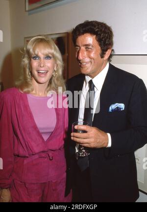 **PHOTO DE FICHIER** Tony Bennett est décédé. Barbara Eden et Tony Bennett 1982 crédit : Ralph Dominguez/MediaPunch Banque D'Images