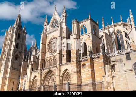 Spectaculaire cathédrale de Léon. La cathédrale Santa María de Regla de León est une église catholique située dans le vieux centre-ville de Léon. Banque D'Images