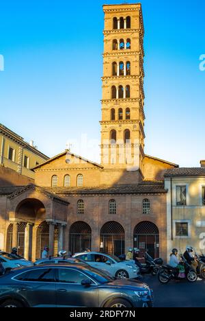 Rome, Latium, Italie, Santa Maria in Cosmedin, l'église avec la bouche de la vérité (italien : Bocca della Verità) est un masque de marbre et un embouteillage Banque D'Images