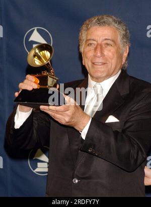 Photo de dossier datée du 23/02/03 de Tony Bennett avec le prix du meilleur album vocal pop traditionnel lors de la 45e cérémonie annuelle des Grammy Awards au Madison Square Garden à New York, aux États-Unis, alors que le chanteur américain est décédé à l'âge de 96 ans. Date de parution : Vendredi 21 juillet 2023. Banque D'Images