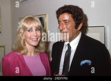 **PHOTO DE FICHIER** Tony Bennett est décédé. Barbara Eden et Tony Bennett 1982 crédit : Ralph Dominguez/MediaPunch crédit : MediaPunch Inc/Alamy Live News Banque D'Images