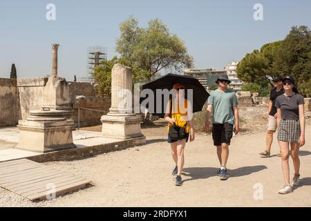 21 juillet 2023, Grèce, Athen : une touriste se promène avec un parasol lors de sa visite au Temple de Zeus Olympien dans le centre d'Athènes. La Grèce entre dans sa troisième vague de chaleur de l'année - les températures devraient monter à 40 degrés dans de nombreux endroits vendredi (21 juillet 2023), 43 le samedi (22 juillet 2023) et aussi haut que 44 le dimanche (23 juillet 2023) dans le centre de la Grèce et la capitale Athènes, Selon le site météo de l'état Meteo. Photo : Socrates Baltagiannis/dpa Banque D'Images