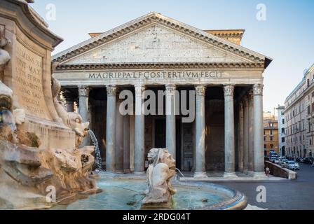 Rome, Latium, Italie, colonnes d'entrée et fronton du Panthéon Banque D'Images