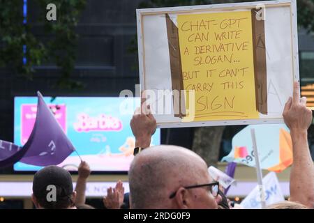 Leicester Square, Londres, Royaume-Uni. 21 juillet 2023. Les membres de l'Equity Rally à Leicester Square en solidarité avec le gréviste SAG-AFTRA Simon Pegg, Brian Cox, David Oyelowo, Andy Serkis, Hayley Atwell présents, Avec Rob Delaney, Imelda Staunton et Jim carter. Crédit : Matthew Chattle/Alamy Live News Banque D'Images