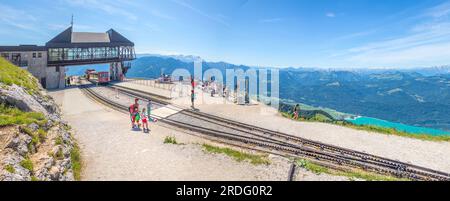 Gare ferroviaire à crémaillère de Schafberg Schafbergbahn, montagnes et un lac Wolfgangsee en arrière-plan, Alpes, Autriche Banque D'Images