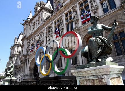 Paris, France. 18 juillet 2023. Les anneaux olympiques de Paris 2024 sont vus devant l'hôtel de ville de Paris, France le 20 juillet 2023 photo d'Alain Apaydin/ABACAPRESS.COM crédit : Abaca Press/Alamy Live News Banque D'Images