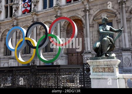 Paris, France. 18 juillet 2023. Les anneaux olympiques de Paris 2024 sont vus devant l'hôtel de ville de Paris, France le 20 juillet 2023 photo d'Alain Apaydin/ABACAPRESS.COM crédit : Abaca Press/Alamy Live News Banque D'Images