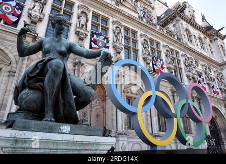 Paris, France. 18 juillet 2023. Les anneaux olympiques de Paris 2024 sont vus devant l'hôtel de ville de Paris, France le 20 juillet 2023 photo d'Alain Apaydin/ABACAPRESS.COM crédit : Abaca Press/Alamy Live News Banque D'Images