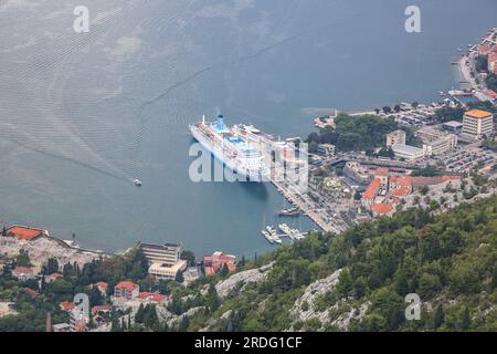 Le navire de croisière Marella Celebration a accosté à Kotor, Monténégro (anciennement Thomson Cruises), croisières côtières océaniques, mer Adriatique, baie de Kotor Banque D'Images