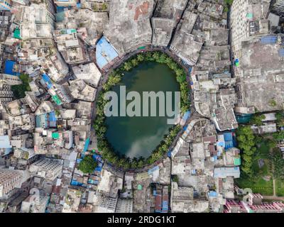 Dhaka, Dhaka, Bangladesh. 20 juillet 2023. Gol Talab, également connu sous le nom de Nawab Bari Pukur, est un petit étang de forme ovale dans le vieux Dhaka. Autrefois, la capitale avait 300 étangs, mais le nombre a maintenant diminué à seulement 30. Gol Talab, site patrimonial, est l’un de ces derniers étangs qui ont un impact significatif sur l’environnement et la biodiversité du climat urbain. La photographie a été prise le 20 juillet 2023. (Image de crédit : © Muhammad Amdad Hossain/ZUMA Press Wire) USAGE ÉDITORIAL SEULEMENT! Non destiné à UN USAGE commercial ! Banque D'Images