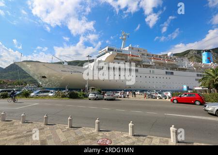 Le navire de croisière Marella Celebration a accosté à Kotor, Monténégro (anciennement Thomson Cruises), croisières côtières océaniques, mer Adriatique, baie de Kotor Banque D'Images