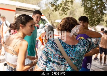 21 juillet 2023, Grèce, Athen : un touriste se rafraîchit avec des glaçons à l'entrée de l'Acropole dans le centre d'Athènes. La Grèce entre dans sa troisième vague de chaleur de l'année - les températures devraient monter à 40 degrés dans de nombreux endroits vendredi (21 juillet 2023), 43 le samedi (22 juillet 2023) et aussi haut que 44 le dimanche (23 juillet 2023) dans le centre de la Grèce et la capitale Athènes, Selon le site météo de l'état Meteo. Photo : Socrates Baltagiannis/dpa Banque D'Images