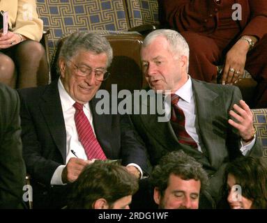 Washington, États-Unis d ' Amérique. 04 janvier 2007. Washington, DC - 4 janvier 2007 -- Le chanteur Tony Bennett, à gauche, et un gentleman non identifié, à droite, regardent le vote pour la représentante des États-Unis Nancy Pelosi (démocrate du 8e district de Californie) en tant que présidente de la Chambre des représentants des États-Unis dans le Capitole à Washington, DC le jeudi 4 janvier 2007. Le conférencier Pelosi est la première femme de l'histoire des États-Unis à occuper ce poste.crédit : Ron Sachs/CNP/Sipa USA crédit : SIPA USA/Alamy Live News Banque D'Images