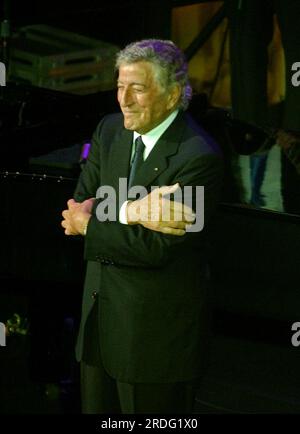 Washington, États-Unis d ' Amérique. 04 janvier 2007. Washington, DC - 4 janvier 2007 -- Tony Bennett remercie la foule pour leurs applaudissements après une performance au "Swearing-In Celebration concert" pour les États-Unis Nancy Pelosi, conférencière, au National Building Museum à Washington, DC, le jeudi 4 janvier 2007.crédit : Ron Sachs/CNP/Sipa USA crédit : SIPA USA/Alamy Live News Banque D'Images