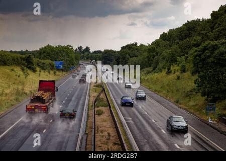 Autoroute sous la pluie Banque D'Images