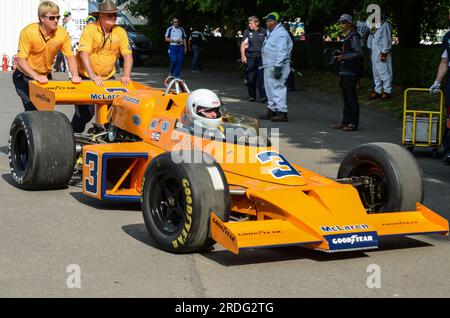 McLaren M16 avant la montée de la colline au Goodwood Festival of Speed 2013. Voiture dans laquelle Johnny Rutherford a remporté les 500 Indianapolis 1974 Banque D'Images