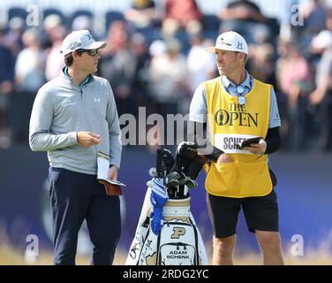 20 juillet 2023 ; Royal Liverpool Golf Club, Hoylake, Merseyside, Angleterre : l'Open Championship Round 1 ; Adam Schenk consulte son caddie Banque D'Images