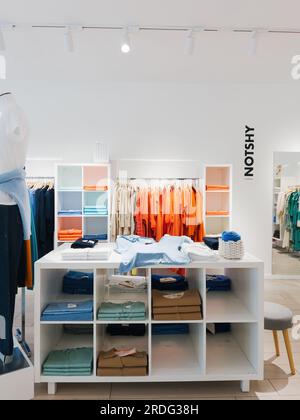 Roppenheim, France - 11 juillet 2023 : une boutique élégante dans un centre commercial propose une large sélection de vêtements et accessoires à la mode de la célèbre marque Notshy. Banque D'Images