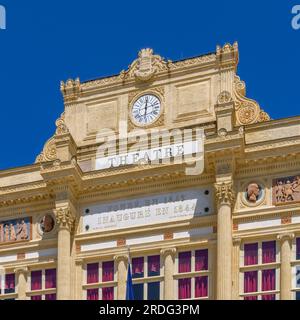 Théâtre municipal de Béziers par l'architecte Charles Isabelle construit en 1844. La façade néoclassique restaurée et l'intérieur en bois peuvent accueillir 600 places. Banque D'Images