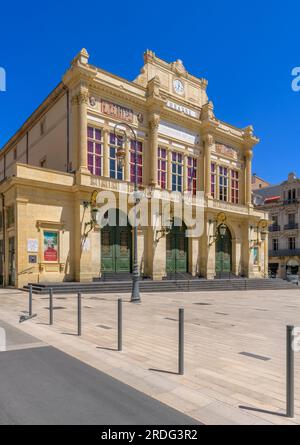 Théâtre municipal de Béziers par l'architecte Charles Isabelle construit en 1844. La façade néoclassique restaurée et l'intérieur en bois peuvent accueillir 600 places. Banque D'Images