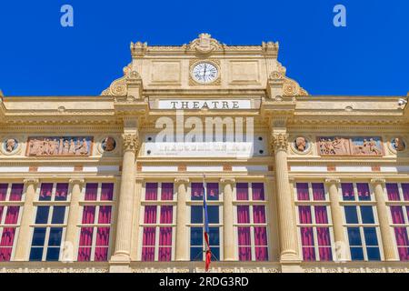 Théâtre municipal de Béziers par l'architecte Charles Isabelle construit en 1844. La façade néoclassique restaurée et l'intérieur en bois peuvent accueillir 600 places. Banque D'Images