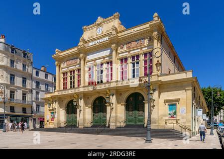 Théâtre municipal de Béziers par l'architecte Charles Isabelle construit en 1844. La façade néoclassique restaurée et l'intérieur en bois peuvent accueillir 600 places. Banque D'Images