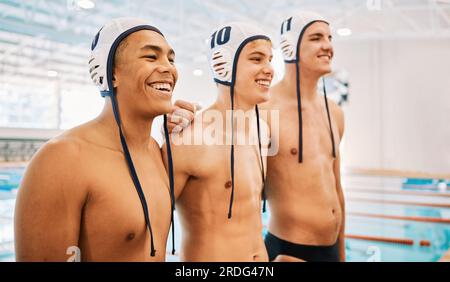 Adolescent, groupe de garçons et équipe, water-polo avec sport et sourire avec caucus à la piscine couverte. Jeunes joueurs masculins, athlète de lycée et Banque D'Images