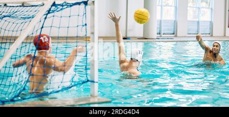 Adolescent, garçons et équipe, water-polo et jeu avec le sport, l'action et l'énergie dans la piscine couverte. Jeunes joueurs masculins, athlète de lycée Banque D'Images