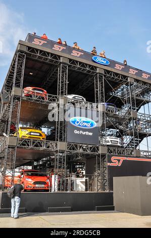 Exposition empilée Ford ST au Goodwood Festival of Speed 2013. Structure temporaire haute construite pour présenter les voitures de marque Ford ST. Planchers de la salle d'exposition ouverts Banque D'Images