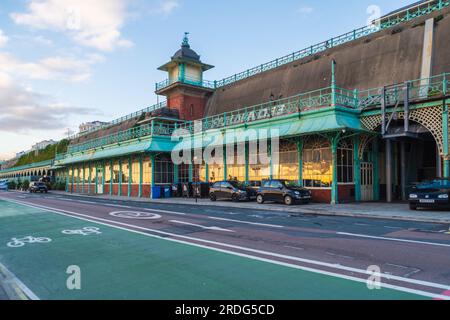 Brighton, Royaume-Uni - 1 décembre 2022 : la lumière du soleil se reflète sur le Madeira Shelter Hall and Lift qui, depuis 1999, est la salle de concert Concorde 2. Banque D'Images