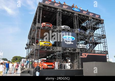 Exposition empilée Ford ST au Goodwood Festival of Speed 2013. Structure temporaire haute construite pour présenter les voitures de marque Ford ST. Planchers de la salle d'exposition ouverts Banque D'Images