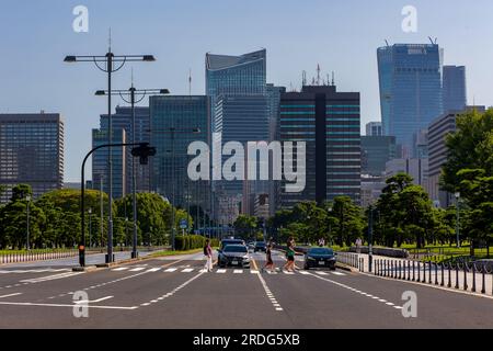 TOKYO, JAPON - JUILLET 16 2023 : près des rues désertes et des routes dans le centre de Tokyo alors que la population s'abrite à l'intérieur de la chaleur estivale. Banque D'Images