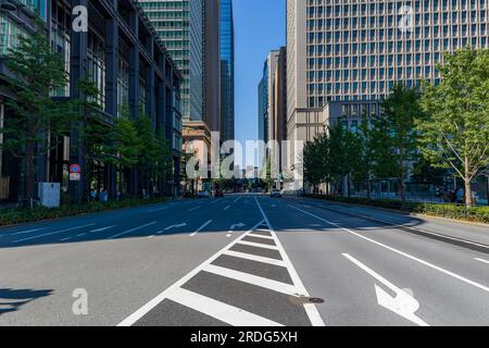 TOKYO, JAPON - JUILLET 16 2023 : près des rues désertes et des routes dans le centre de Tokyo alors que la population s'abrite à l'intérieur de la chaleur estivale. Banque D'Images