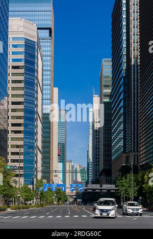 TOKYO, JAPON - JUILLET 16 2023 : près des rues désertes et des routes dans le centre de Tokyo alors que la population s'abrite à l'intérieur de la chaleur estivale. Banque D'Images