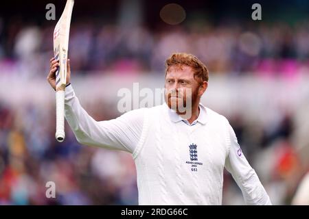 L'Anglais Jonny Bairstow reconnaît la foule alors qu'il quitte le terrain 99 à la fin des premières manches de l'Angleterre le troisième jour du quatrième test match LV= Insurance Ashes Series à Emirates Old Trafford, Manchester. Date de la photo : Vendredi 21 juillet 2023. Banque D'Images