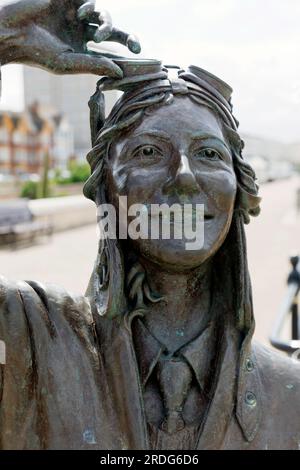 Gros plan de la statue de bronze d'Amy Johnson, sur le front de mer de Herne Bay, Thanet, Kent Banque D'Images