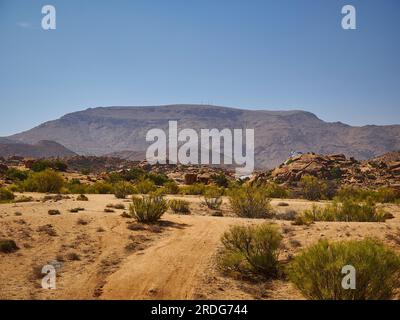 Tafraoute, Maroc - 05 17 2016: Les célèbres rochers colorés peints près de Tafraoute dans les montagnes de l'anti Atlas du Maroc sont un lieu de voyage populaire Banque D'Images