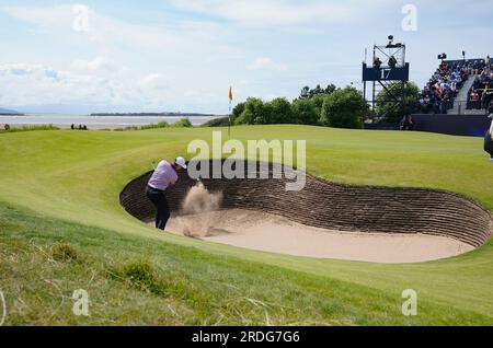 L'Anglais Justin Rose sort d'un bunker le 17 au cours de la deuxième journée de l'Open au Royal Liverpool, Wirral. Date de la photo : Vendredi 21 juillet 2023. Banque D'Images