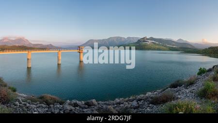 Vue panoramique du réservoir de Zahara-El Gastor et de Zahara de la Sierra - Zahara de la Sierra, Andalousie, Espagne Banque D'Images