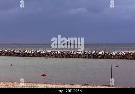 Vue de l'extrémité maintenant isolée vers la mer de Here Bay Pier, de l'autre côté de la marina formée par Neptune's Arm, Herne Bay, Thanet, Kent Banque D'Images