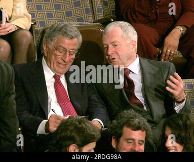 Washington, D.C. - 4 janvier 2007 -- Le chanteur Tony Bennett, à gauche, et un gentleman non identifié, à droite, regardent le vote pour la représentante des États-Unis Nancy Pelosi (démocrate du 8e district de Californie) en tant que présidente de la Chambre des représentants des États-Unis dans le Capitole à Washington, D.C. le jeudi 4 janvier 2007. La présidente Pelosi est la première femme de l'histoire des États-Unis à occuper ce poste. Crédit : Ron Sachs / CNP Banque D'Images