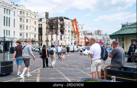 Brighton UK 21st July 2023 - visiteurs sur le front de mer et la plage de Brighton près de l'Hôtel Royal Albion brûlé un jour de soleil et de nuages : Credit Simon Dack / Alamy Live News Banque D'Images