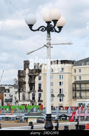 Brighton UK 21st July 2023 - visiteurs sur le front de mer et la plage de Brighton près de l'Hôtel Royal Albion brûlé un jour de soleil et de nuages : Credit Simon Dack / Alamy Live News Banque D'Images