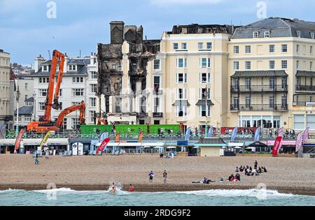 Brighton UK 21st July 2023 - visiteurs sur le front de mer et la plage de Brighton près de l'Hôtel Royal Albion brûlé un jour de soleil et de nuages : Credit Simon Dack / Alamy Live News Banque D'Images